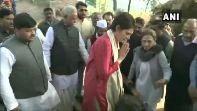 उन्नाव रेप पीड़िता के परिजनों से मिलीं प्रियंका गांधी, न्याय दिलाने का दिया आश्वासन
