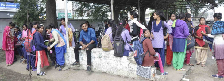 छात्राएं बोलीं...काम करवाती है अधीक्षिका, खाने में निकलती है इल्लियां