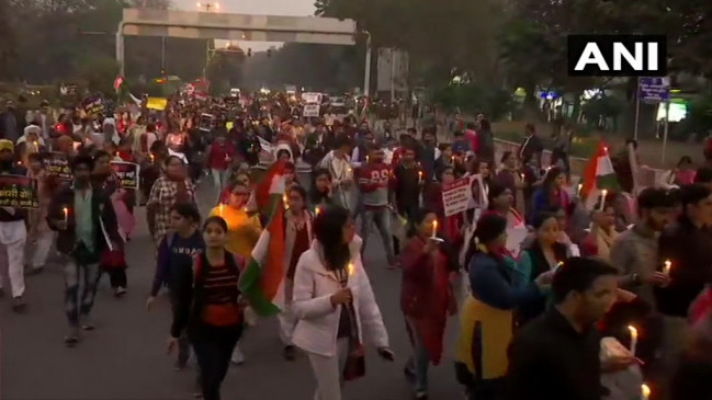 रेप पर गुस्से में दिल्ली, प्रदर्शनकारियों और पुलिस में भिड़ंत, कई लड़कियां हईं बेहोश