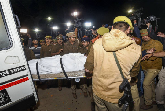 गांव में दफनाई उन्नाव की बेटी, यूपी सरकार ने किया बहन को सरकारी नौकरी का वादा