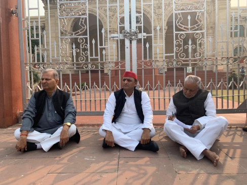उप्र : उन्नाव पीड़िता की मौत बाद सियासत गरम, अखिलेश धरने पर