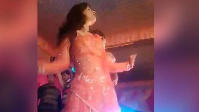 Video: ग्राम प्रधान की बेटी की शादी में डांस रुका तो चली गोली, स्टेज पर गिर पड़ी डांसर