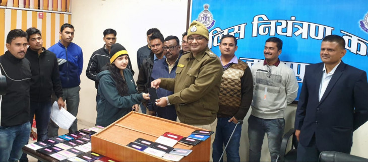 जबलपुर पुलिस द्वारा गुमे हुए 122 मोबाईल तलाश कर धारको को वापस किये गए