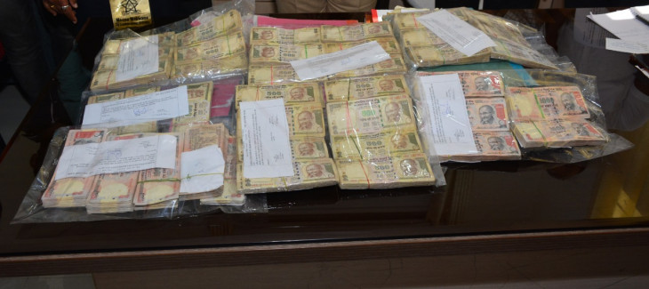 चलन से बाहर हुए पुराने नोट बदलवाने आए तीन धराए, 26 लाख जब्त चलन से बाहर हुए पुराने नोट बदलवाने आए तीन धराए, 26 लाख जब्त