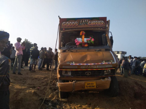 580 women killed without helmet in road accidents