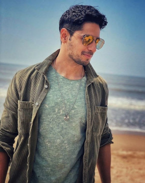 B'DAY: करण जौहर के स्टूडेंट सिद्धार्थ मल्होत्रा, आज है बॉलीवुड की मोस्ट चार्मिंग पर्सनैलिटी B'DAY: करण जौहर के स्टूडेंट सिद्धार्थ मल्होत्रा, आज है बॉलीवुड की मोस्ट चार्मिंग पर्सनैलिटी