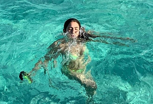 Holiday: एक्ट्रेस सारा अली खान ने शेयर की हॉट बिकीनी फोटोज, फैन्स बोले- To much sexy Holiday: एक्ट्रेस सारा अली खान ने शेयर की हॉट बिकीनी फोटोज, फैन्स बोले- To much sexy