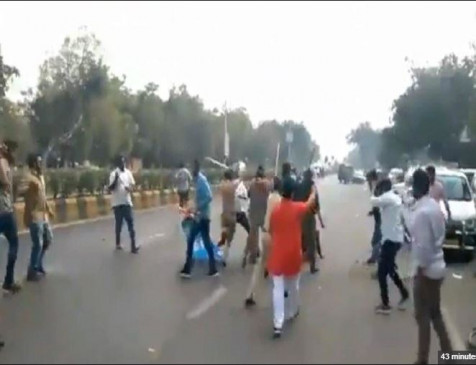 अहमदाबाद : JNU हिंसा के विरोध में प्रदर्शन के दौरान आपस में भिड़े NSUI और ABVP के कार्यकर्ता