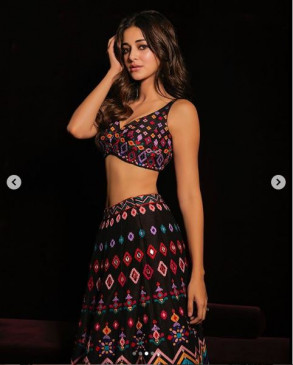 Gorgeous: लाइट मेकअप और डीप नेक चोली में हॉट लग रहीं अनन्या, दिल लूट लेगा उनका ये देसी अवतार Gorgeous: लाइट मेकअप और डीप नेक चोली में हॉट लग रहीं अनन्या, दिल लूट लेगा उनका ये देसी अवतार