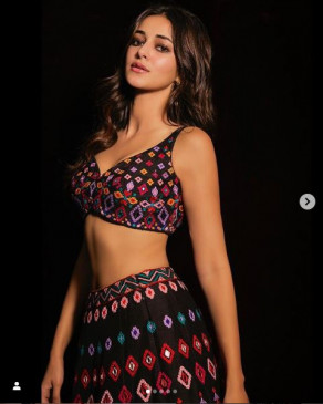 Gorgeous: लाइट मेकअप और डीप नेक चोली में हॉट लग रहीं अनन्या, दिल लूट लेगा उनका ये देसी अवतार Gorgeous: लाइट मेकअप और डीप नेक चोली में हॉट लग रहीं अनन्या, दिल लूट लेगा उनका ये देसी अवतार