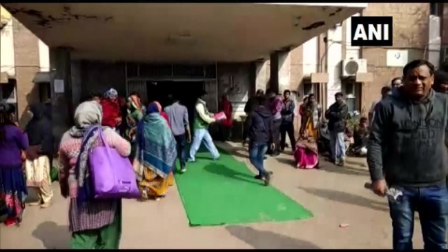 हद है: अस्पताल में मंत्री के स्वागत के लिए बिछाई कालीन, मीडियाकर्मियों को देख आनन-फानन में हटाए