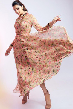 Fashion: दीपिका पादुकोण के वे लुक्स, जो हर किसी को बना देंगे दीवाना Fashion: दीपिका पादुकोण के वे लुक्स, जो हर किसी को बना देंगे दीवाना