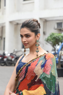 Fashion: दीपिका पादुकोण के वे लुक्स, जो हर किसी को बना देंगे दीवाना Fashion: दीपिका पादुकोण के वे लुक्स, जो हर किसी को बना देंगे दीवाना
