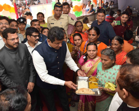 first day 11000 people ate 10-rupee plate, 7 centers opened in Nagpur first day 11000 people ate 10-rupee plate, 7 centers opened in Nagpur