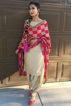 Lohri: त्योहार पर बिखेरे फैशन के रंग, सिंपल सूट के साथ कैरी करें फुलकारी दुपट्टे Lohri: त्योहार पर बिखेरे फैशन के रंग, सिंपल सूट के साथ कैरी करें फुलकारी दुपट्टे