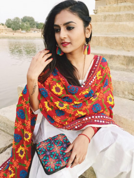 Lohri: त्योहार पर बिखेरे फैशन के रंग, सिंपल सूट के साथ कैरी करें फुलकारी दुपट्टे Lohri: त्योहार पर बिखेरे फैशन के रंग, सिंपल सूट के साथ कैरी करें फुलकारी दुपट्टे