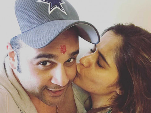 BB13: जब कॉमेडियन कृष्णा को गले लगाकर जोर-जोर से रोने लगी बहन आरती, देंखे वीडियो BB13: जब कॉमेडियन कृष्णा को गले लगाकर जोर-जोर से रोने लगी बहन आरती, देंखे वीडियो