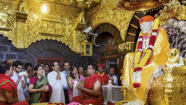 शिरडी बंद: विवाद सुलझाने उद्धव ने बुलाई बैठक, मंदिर में श्रद्धालुओं के लिए खुला प्रसादालय  