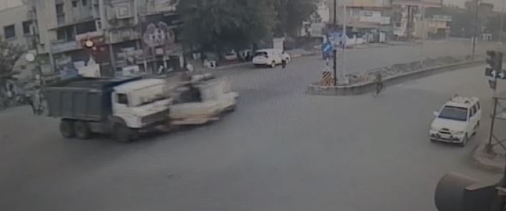 टिप्पर ने मजदूरों से भरे मिनी मालवाहन को उड़ाया, दो की मौत, दस लोग घायल