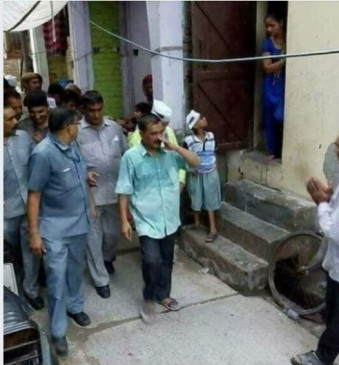 Fake News: क्या प्रचार के दौरान सीएम अरविंद केजरीवाल पर फेंका गया गंदा पानी ?