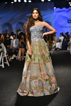RAMP WALK: लैक्मे फैशन वीक में छाया जाह्नवी का ग्लैमर, विक्की ने निभाया साथ RAMP WALK: लैक्मे फैशन वीक में छाया जाह्नवी का ग्लैमर, विक्की ने निभाया साथ