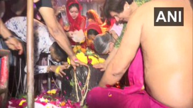 MahaShivRatri 2020: महाकालेश्वर से लेकर जम्मू-कश्मीर तक शिवालयों में लगा भक्तों का तांता MahaShivRatri 2020: महाकालेश्वर से लेकर जम्मू-कश्मीर तक शिवालयों में लगा भक्तों का तांता