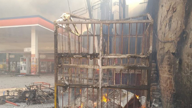 Delhi Violence: CAA पर जारी हिंसा की आग से जल उठी 'दिल्ली', यहां देखें 15 खौफनाक तस्वीरें Delhi Violence: CAA पर जारी हिंसा की आग से जल उठी 'दिल्ली', यहां देखें 15 खौफनाक तस्वीरें