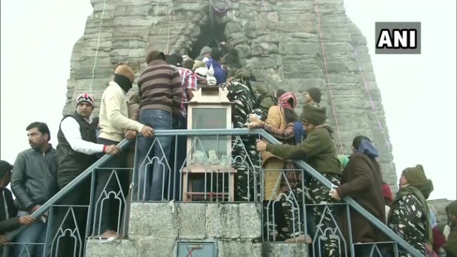 MahaShivRatri 2020: महाकालेश्वर से लेकर जम्मू-कश्मीर तक शिवालयों में लगा भक्तों का तांता MahaShivRatri 2020: महाकालेश्वर से लेकर जम्मू-कश्मीर तक शिवालयों में लगा भक्तों का तांता