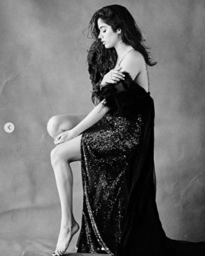 Janhvi's Hot Look: ब्लैक एंड व्हाइट फोटो और ट्रांसपेरेंट ड्रेस में कयामत लगीं जहान्वी Janhvi's Hot Look: ब्लैक एंड व्हाइट फोटो और ट्रांसपेरेंट ड्रेस में कयामत लगीं जहान्वी