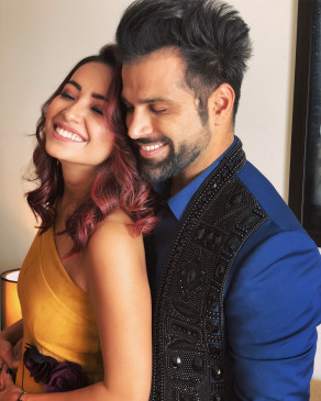 Valentine Day: टीवी के इन कपल्स ने नहीं की परवाह, सरेआम किया मोहब्बत का इजहार Valentine Day: टीवी के इन कपल्स ने नहीं की परवाह, सरेआम किया मोहब्बत का इजहार