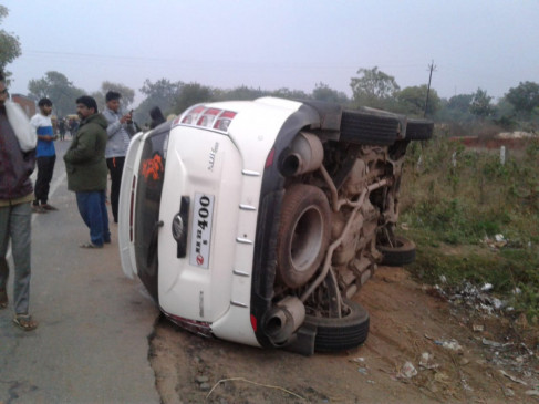 Accident: भंडारा के पास भीषण सड़क हादसा, दो की मौत, चार घायल Accident: भंडारा के पास भीषण सड़क हादसा, दो की मौत, चार घायल