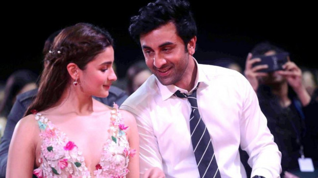 BOLLYWOOD: क्या रणबीर और आलिया लेंगे सात फेरे? साल के अंत में हो सकती है शादी! BOLLYWOOD: क्या रणबीर और आलिया लेंगे सात फेरे? साल के अंत में हो सकती है शादी!