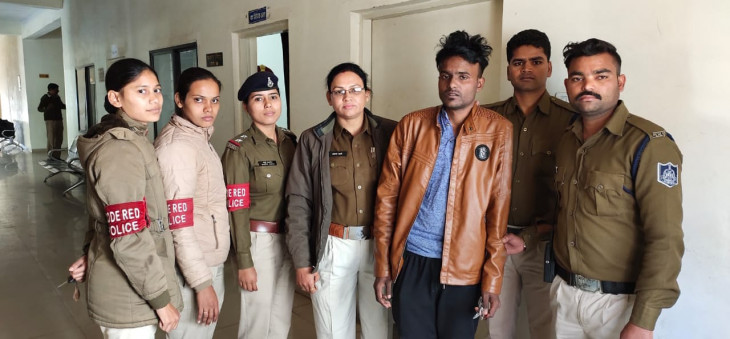 A pornographic act was arrested with a student by making fake ID