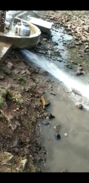 सूखे पड़े हैंडपंप से अचानक फूटी पड़ी तेज जलधारा