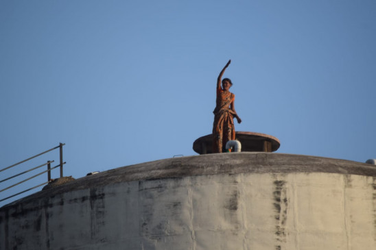 Angry woman slapped on water tank due to slapping - created uproar