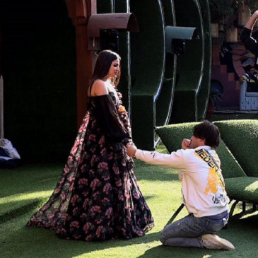 Valentine Day: टीवी के इन कपल्स ने नहीं की परवाह, सरेआम किया मोहब्बत का इजहार Valentine Day: टीवी के इन कपल्स ने नहीं की परवाह, सरेआम किया मोहब्बत का इजहार