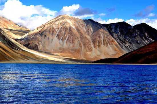 Travel: लद्दाख घूमने का है प्लान तो इन जगहों पर जाना मत भूलना Travel: लद्दाख घूमने का है प्लान तो इन जगहों पर जाना मत भूलना