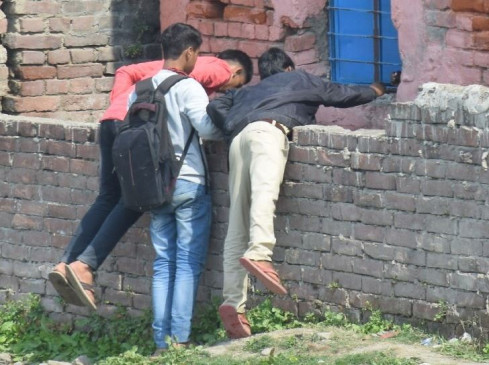 बिहार: परीक्षा में 10वीं छात्रों को परिजनों ने दी नकल पर्चियां, केंद्रों पर पुलिस तैनात