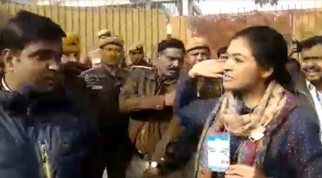 Delhi Election 2020: अलका लांबा ने पोलिंग बूथ पर AAP कार्यकर्ता को मारा चांटा