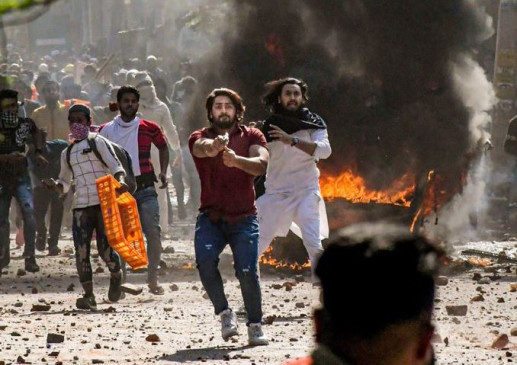 दिल्ली हिंसा: फायरिंग करने वाला शाहरुख नहीं हुआ गिरफ्तार, परिवार सहित लापता