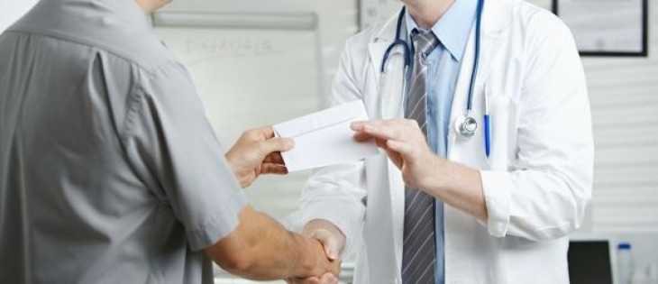 Doctor gets one lakh from policeman for operation, notice to Bombay hospital