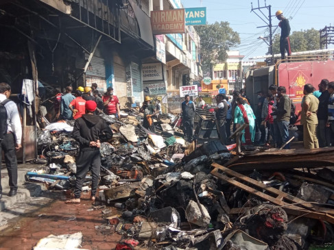 Fire in car accessories shop, burning goods worth lakhs - took 9 hours to control
