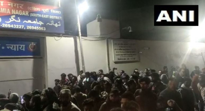 Jamia Shooting: जामिया यूनिवर्सिटी के गेट नंबर 5 के पास फायरिंग, चार दिन में तीसरी घटना Jamia Shooting: जामिया यूनिवर्सिटी के गेट नंबर 5 के पास फायरिंग, चार दिन में तीसरी घटना