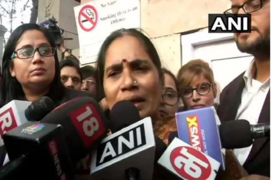Gang Rape Case: निर्भया की मां का आरोप, दोषियों के वकील ने फांसी नहीं होने देने का दिया चैलेंज Gang Rape Case: निर्भया की मां का आरोप, दोषियों के वकील ने फांसी नहीं होने देने का दिया चैलेंज