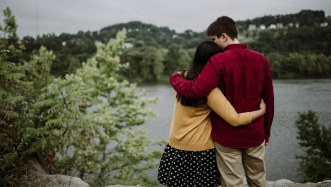 Hug Day: रोजाना करें पार्टनर को हग, इन बीमारियों से रहेंगे दूर Hug Day: रोजाना करें पार्टनर को हग, इन बीमारियों से रहेंगे दूर