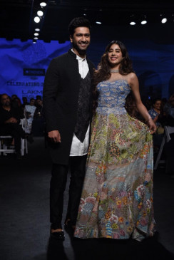 RAMP WALK: लैक्मे फैशन वीक में छाया जाह्नवी का ग्लैमर, विक्की ने निभाया साथ RAMP WALK: लैक्मे फैशन वीक में छाया जाह्नवी का ग्लैमर, विक्की ने निभाया साथ