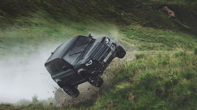 ऑटो: Land Rover Defender ने दिखाई अपनी पावर, No Time To Die में किए खतरनाक स्टंट