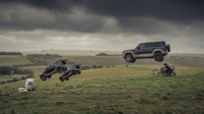 ऑटो: Land Rover Defender ने दिखाई अपनी पावर, 'No Time To Die' में किए खतरनाक स्टंट ऑटो: Land Rover Defender ने दिखाई अपनी पावर, 'No Time To Die' में किए खतरनाक स्टंट