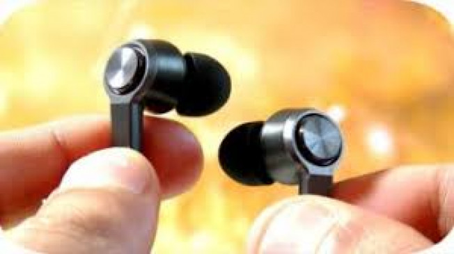 Police burns earphones snatching by auto drivers
