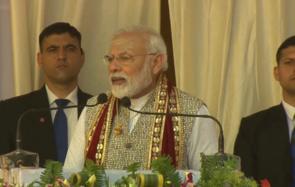 Varanasi : देश सिर्फ सरकार से नहीं बनता बल्कि एक-एक नागरिक के संस्कार से बनता है- PM मोदी